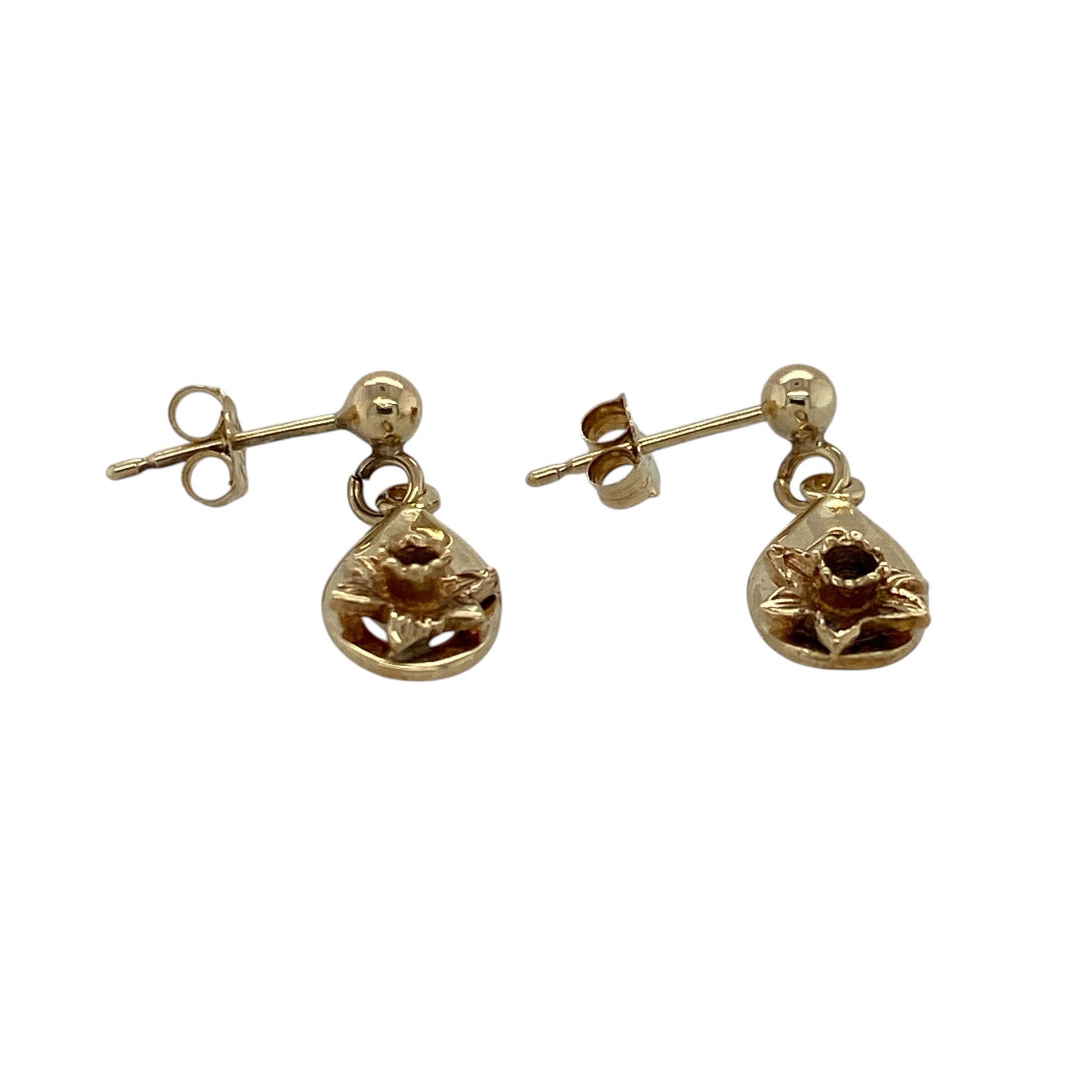 Add a touch of Welsh heritage and natural beauty to your jewellery collection with these pre-owned 9ct yellow gold Welsh gold daffodil drop earrings—an elegant and meaningful choice perfect for everyday wear.

Design: These drop earrings feature a delicate daffodil motif, beautifully crafted to capture the iconic Welsh national flower with a graceful and feminine finish.