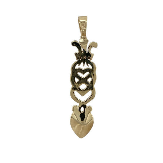 Add a meaningful touch of Welsh heritage to your jewellery collection with this pre-owned 9ct yellow and white gold diamond set Welsh Three Feathers heart lovespoon pendant—an elegant and symbolic piece perfect for everyday wear.

Design: This pendant features a beautifully detailed lovespoon design incorporating a heart motif and the iconic Welsh Three Feathers, enhanced with sparkling diamond accents for added brilliance.