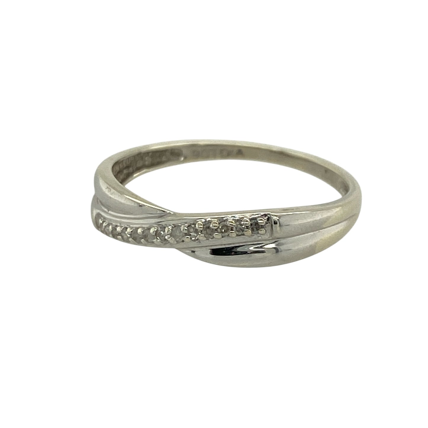 Add a touch of modern elegance to your jewellery collection with this pre-owned 9ct white gold diamond set crossover band ring—an understated and stylish piece perfect for everyday wear.

Design: This ring features a graceful crossover design with a 4mm wide front, set with sparkling diamonds that enhance the flowing lines and add subtle brilliance.