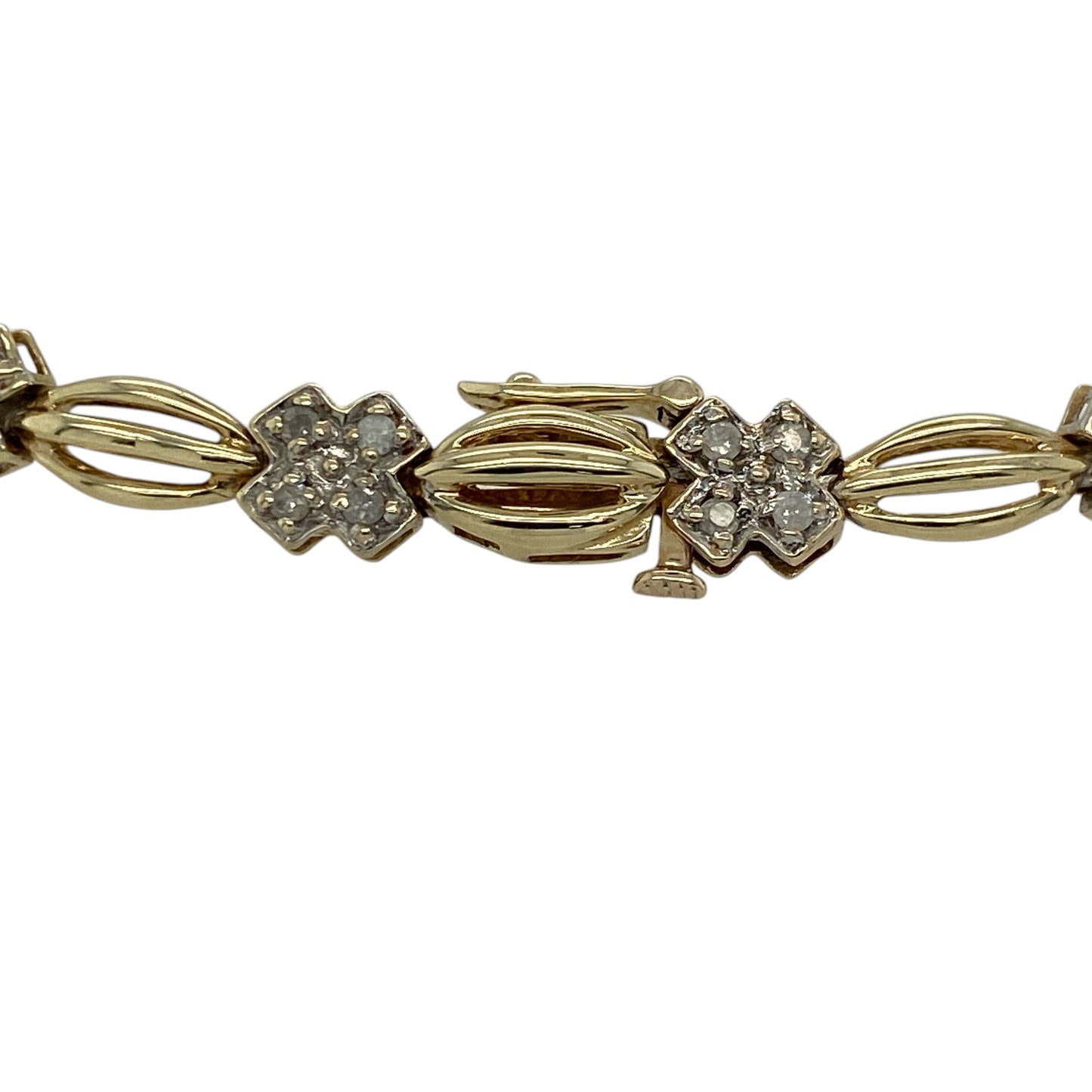 Add a meaningful touch of style to your jewellery collection with this pre-owned 9ct yellow gold diamond set cross link bracelet—an elegant and distinctive piece perfect for everyday wear.

Design: This 7" bracelet features cross-shaped links, creating a unique and symbolic design with a 5mm width that offers a noticeable yet refined presence on the wrist.
Material: Made from 9-carat yellow gold, the polished finish enhances the rich golden tone while complementing the sparkle of the diamond accents.