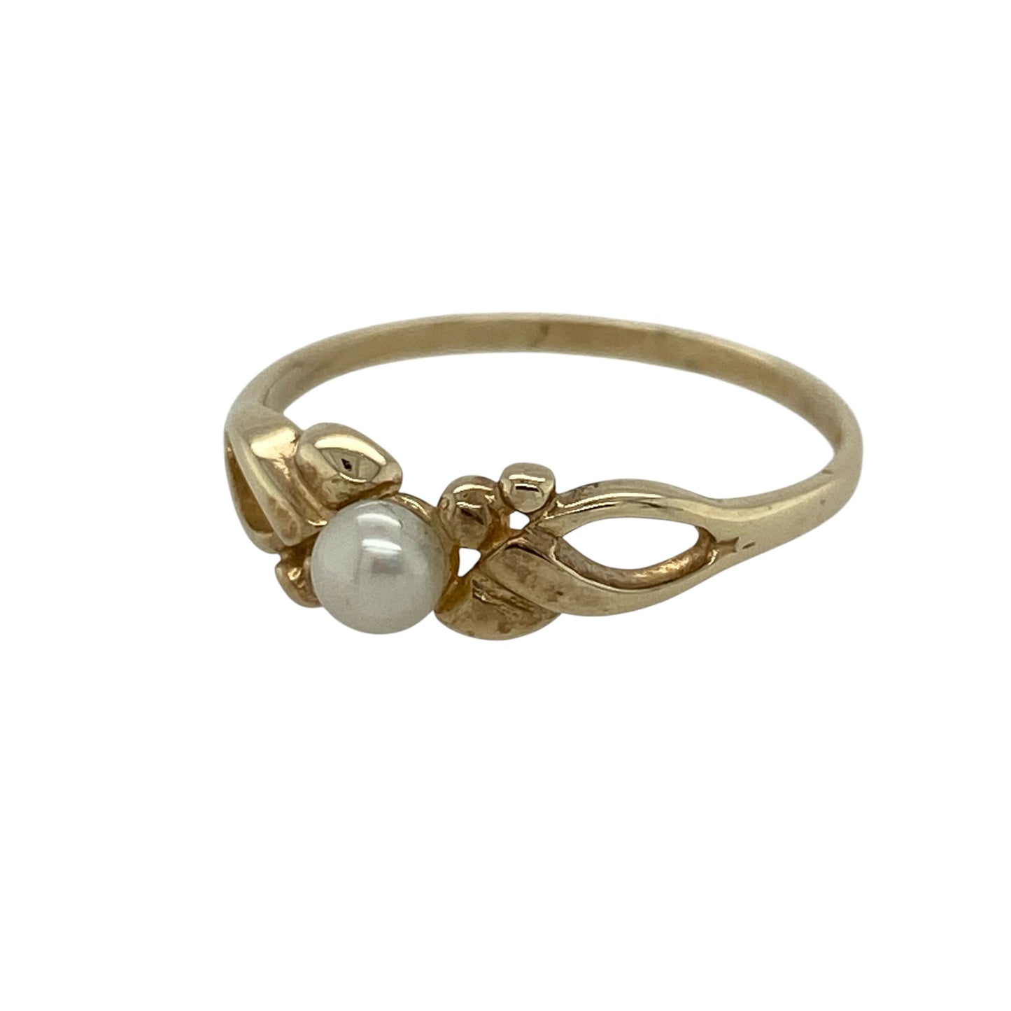 Add a touch of classic sophistication to your jewellery collection with this pre-owned 9ct yellow gold pearl ring, featuring a delicate open weave design and a timeless lustrous finish—ideal for both everyday wear and special occasions.

Design: The ring features a single 4mm round pearl at its centre, complemented by elegant open weave shoulders that create a light, airy look while enhancing the pearl’s natural sheen.