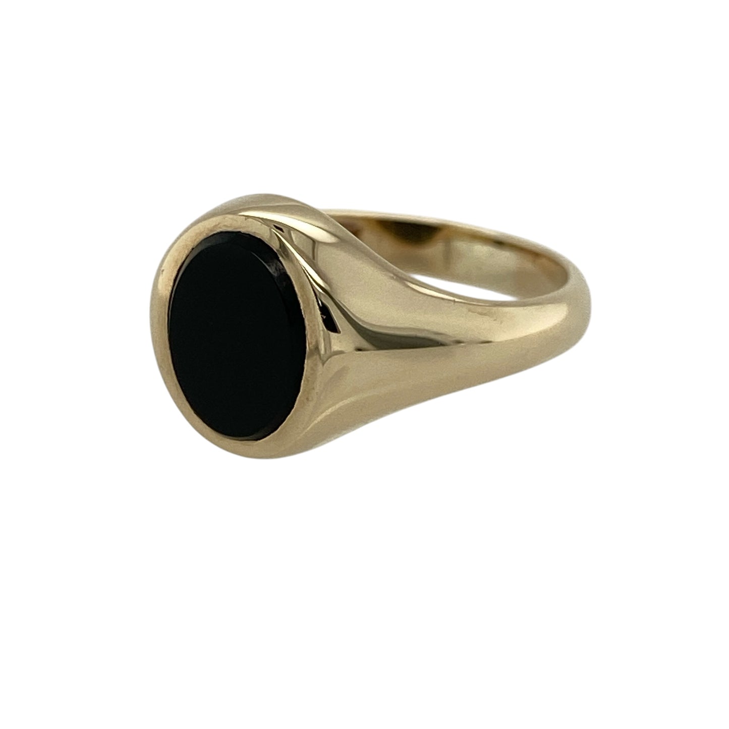 Add timeless style to your jewellery collection with this pre-owned 9ct yellow gold onyx signet ring, featuring a classic oval design and striking dark gemstone—ideal for everyday wear or a refined statement look.

Design: The ring showcases an oval-shaped onyx measuring approximately 9mm by 7mm, with a smooth polished surface and deep black tone for a clean and sophisticated finish.
