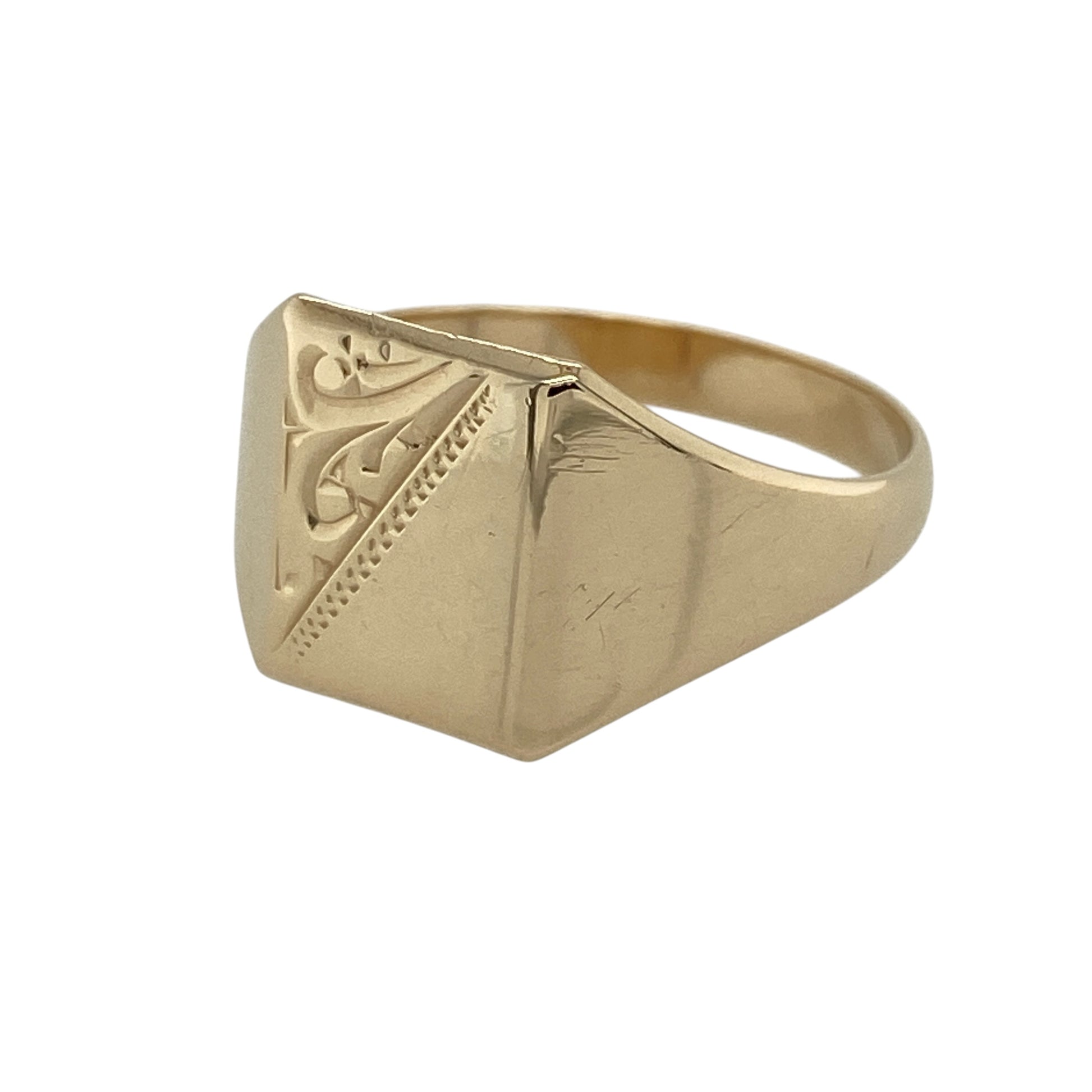 Add bold character to your jewellery collection with this pre-owned 9ct yellow gold patterned rectangle signet ring, featuring a classic shape with decorative detailing—ideal for everyday wear or a standout statement look.

Design: The ring features a rectangular signet face measuring approximately 12mm high, finished with an engraved pattern that adds texture and visual interest.