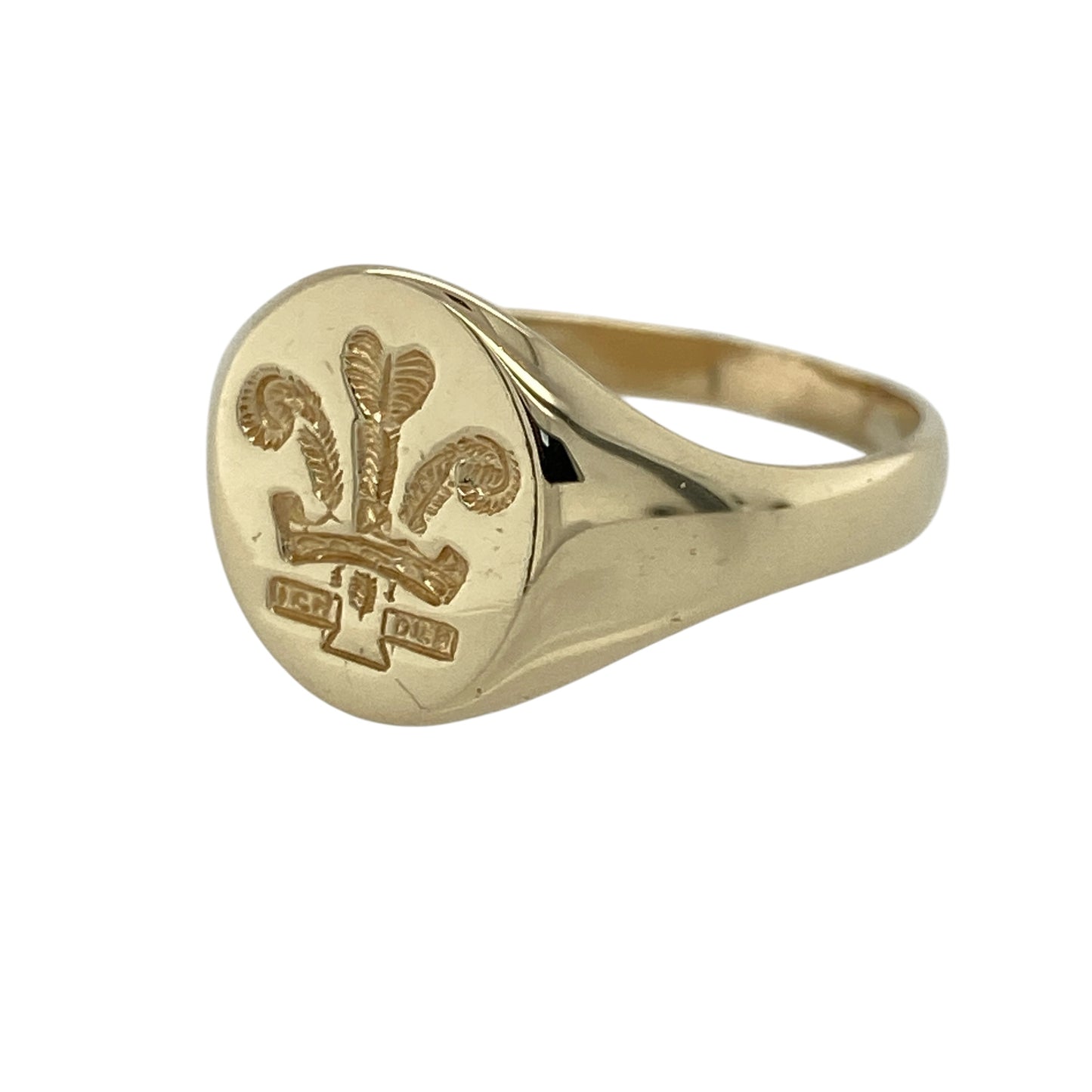 Add heritage-inspired style to your jewellery collection with this pre-owned 9ct yellow gold Welsh Three Feathers signet ring, featuring a traditional emblem and classic design—perfect for everyday wear or a meaningful statement piece.

Design: The ring features an oval signet face measuring approximately 13mm high, displaying the iconic Welsh Three Feathers motif for a distinctive and symbolic look.