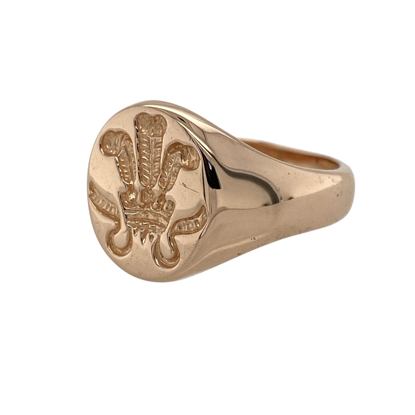 Add a warm twist to a classic design with this pre-owned 9ct rose gold Welsh Three Feathers signet ring, featuring a traditional emblem and rich tone—perfect for everyday wear or a meaningful statement piece.

Design: The ring features an oval signet face measuring approximately 13mm high, displaying the iconic Welsh Three Feathers motif for a distinctive and symbolic look.
Material: Made from 9ct rose gold, the polished finish enhances the soft warm hue of the metal while highlighting the detailed emblem.