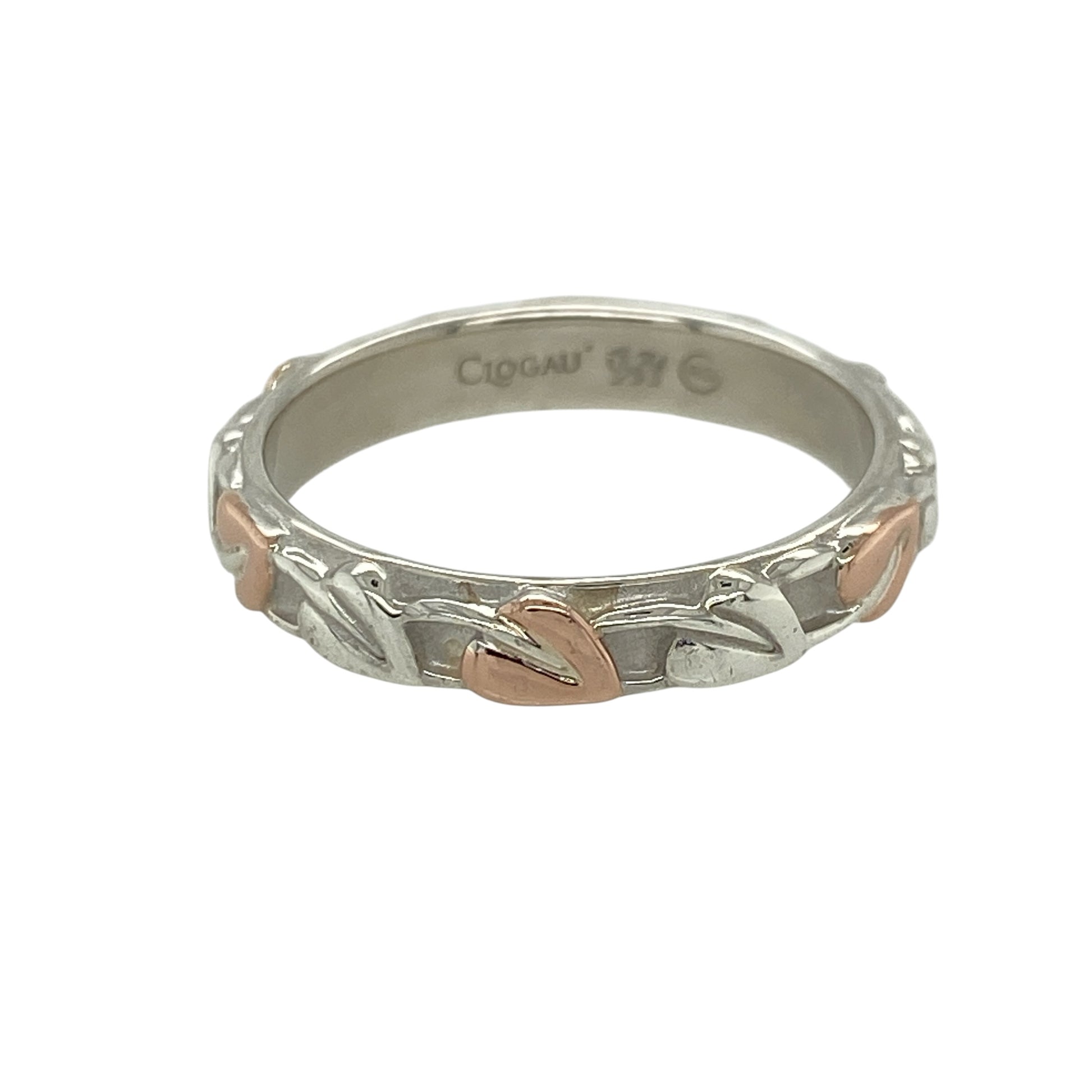 Add meaningful design to your jewellery collection with this pre-owned 925 silver and 9ct rose gold Tree of Life band ring, featuring iconic symbolism and elegant detailing—perfect for everyday wear or thoughtful gifting.

Design: The ring features a continuous Tree of Life leaf pattern running around the entire band, symbolising growth, strength, and connection, with contrasting tones enhancing the intricate detail.