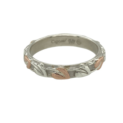 Add meaningful design to your jewellery collection with this pre-owned 925 silver and 9ct rose gold Tree of Life band ring, featuring iconic symbolism and elegant detailing—perfect for everyday wear or thoughtful gifting.

Design: The ring features a continuous Tree of Life leaf pattern running around the entire band, symbolising growth, strength, and connection, with contrasting tones enhancing the intricate detail.
