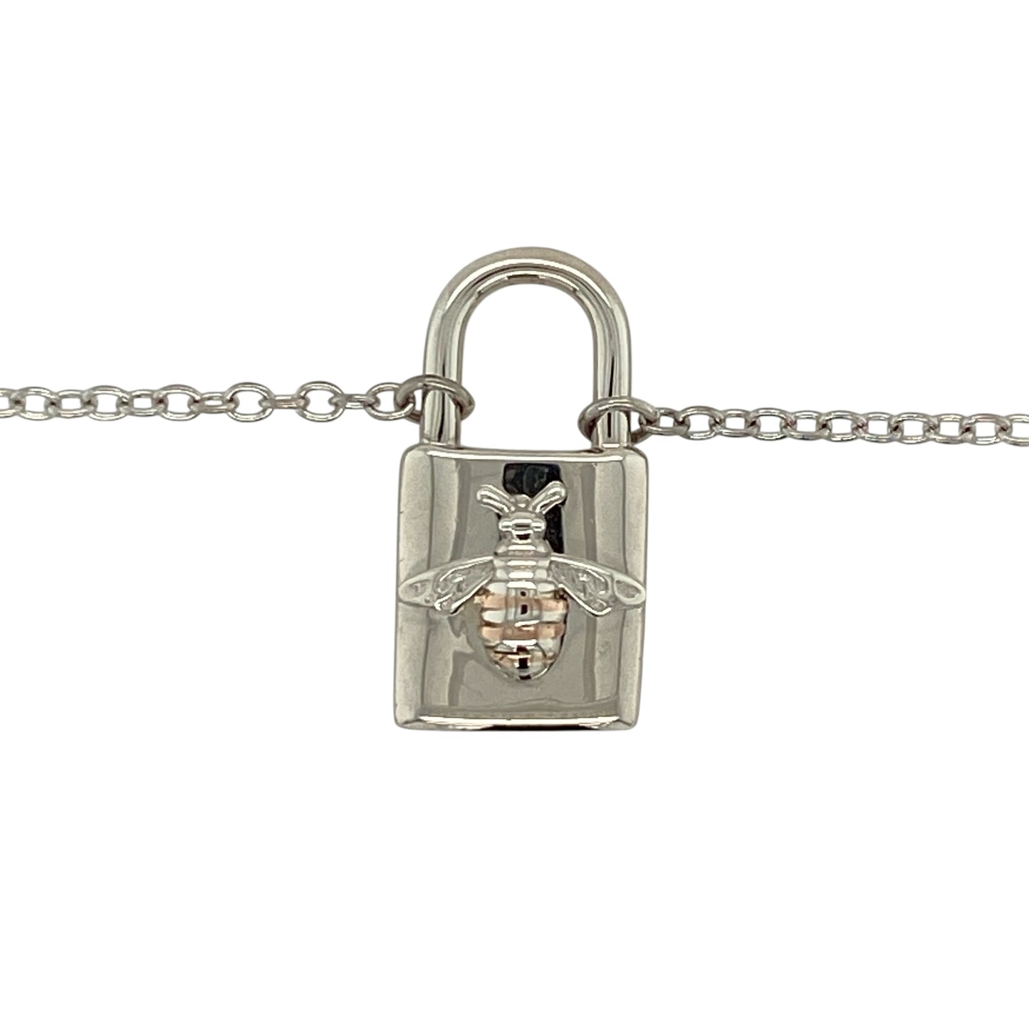Add symbolic charm to your jewellery collection with this pre-owned 925 silver and 9ct rose gold padlock pendant necklace, featuring a delicate honey bee motif—perfect for everyday wear or meaningful gifting.

Design: The pendant is styled as a classic padlock adorned with a detailed honey bee, symbolising community, resilience, and harmony, with fine detailing that adds character and charm.