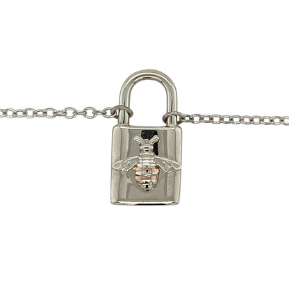 Add symbolic charm to your jewellery collection with this pre-owned 925 silver and 9ct rose gold padlock pendant necklace, featuring a delicate honey bee motif—perfect for everyday wear or meaningful gifting.

Design: The pendant is styled as a classic padlock adorned with a detailed honey bee, symbolising community, resilience, and harmony, with fine detailing that adds character and charm.