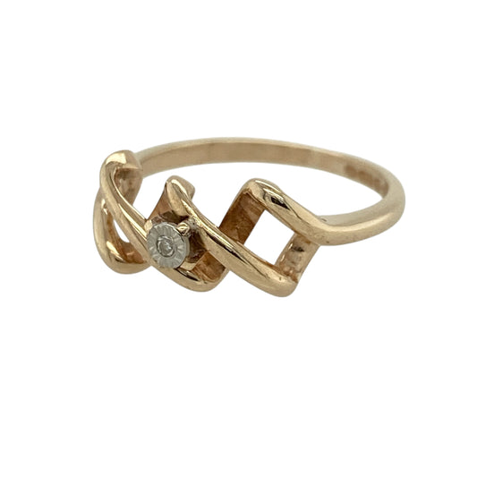 Add contemporary sparkle to your jewellery collection with this pre-owned 9ct yellow gold diamond set open weave ring, featuring a flowing design with elegant detailing—perfect for everyday wear or stacking.

Design: The ring showcases an open weave pattern across the front, with diamond accents adding subtle brilliance within the interlacing design.
Material: Made from 9ct yellow gold, the polished finish enhances the warm tone of the metal while highlighting the sparkle of the diamonds.