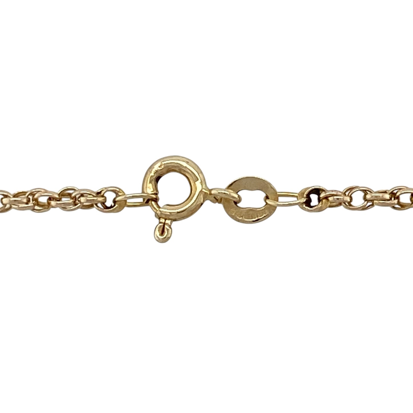 Add classic elegance to your jewellery collection with this pre-owned 9ct yellow gold Prince of Wales chain, featuring a refined and intricate design—perfect for everyday wear or pairing with a pendant.

Design: The chain features the traditional Prince of Wales link pattern, known for its finely twisted structure that creates a fluid and sophisticated look.
Material: Made from 9ct yellow gold, the polished finish enhances the warm tone of the metal while highlighting the intricate detailing of the links.