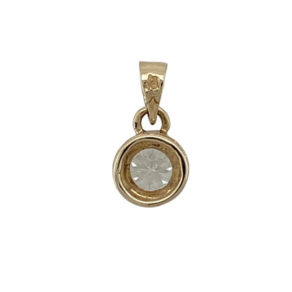 Add classic sparkle to your jewellery collection with this pre-owned 9ct yellow gold cubic zirconia round pendant, featuring a timeless design and elegant brilliance—perfect for everyday wear or special occasions.

Design: The pendant showcases a round cubic zirconia measuring approximately 6mm in diameter, offering a clean and eye-catching focal point with brilliant sparkle.