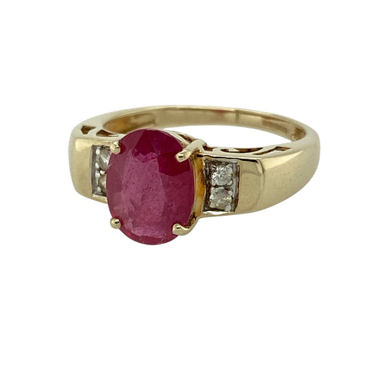 Add rich colour and elegant sparkle to your jewellery collection with this pre-owned 9ct yellow gold ruby and white topaz ring, featuring a classic three-stone design—perfect for special occasions or everyday wear.

Design: The ring showcases an oval ruby measuring approximately 9mm by 7mm at its centre, flanked by two small white topaz stones that add a subtle touch of brilliance and balance.