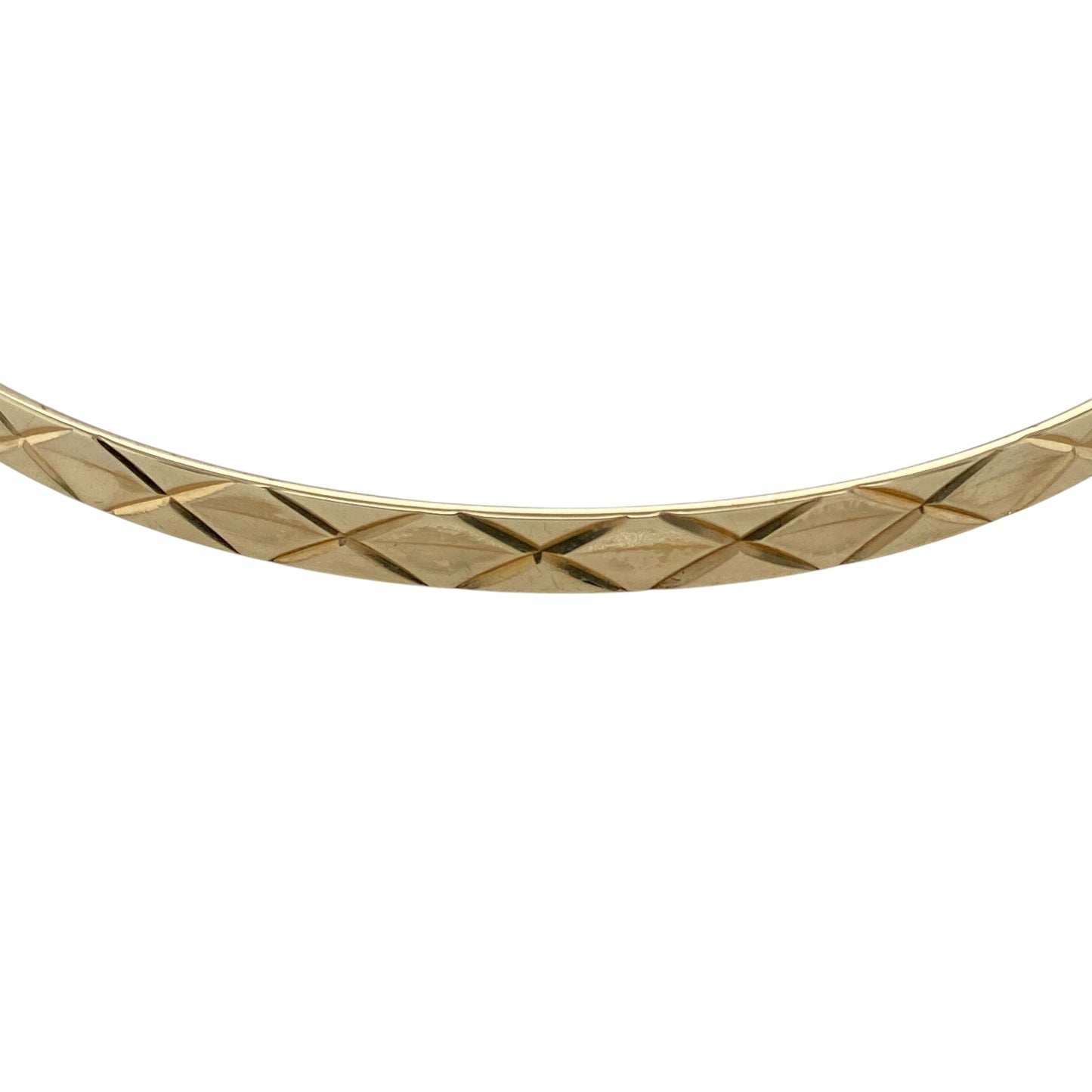 Add subtle texture and timeless style to your jewellery collection with this pre-owned 9ct yellow gold solid bangle, featuring a patterned finish and classic shape—perfect for everyday wear or stacking.

Design: The bangle features a decorative patterned surface, adding gentle texture and light-catching detail to a traditional circular design.
Material: Made from 9ct solid yellow gold, the polished and patterned finish enhances the warm tone of the metal while creating visual interest.