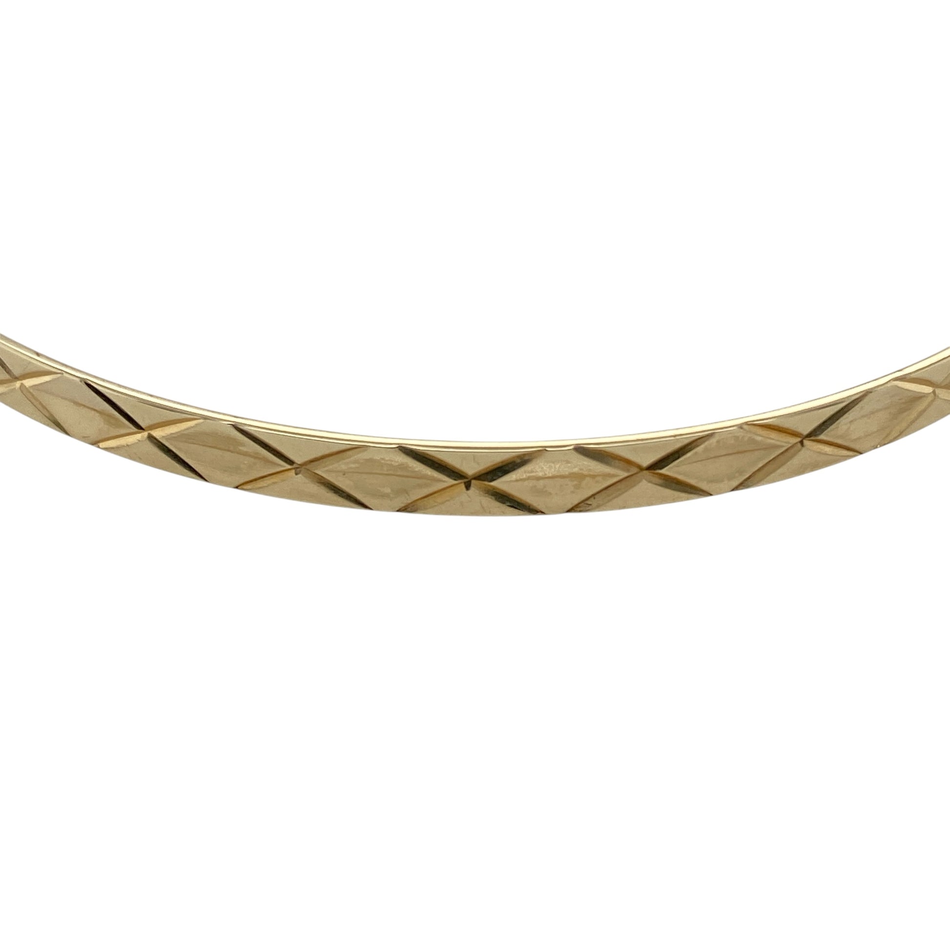 Add subtle texture and timeless style to your jewellery collection with this pre-owned 9ct yellow gold solid bangle, featuring a patterned finish and classic shape—perfect for everyday wear or stacking.

Design: The bangle features a decorative patterned surface, adding gentle texture and light-catching detail to a traditional circular design.
Material: Made from 9ct solid yellow gold, the polished and patterned finish enhances the warm tone of the metal while creating visual interest.