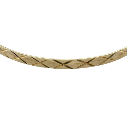 Add subtle texture and timeless style to your jewellery collection with this pre-owned 9ct yellow gold solid bangle, featuring a patterned finish and classic shape—perfect for everyday wear or stacking.

Design: The bangle features a decorative patterned surface, adding gentle texture and light-catching detail to a traditional circular design.
Material: Made from 9ct solid yellow gold, the polished and patterned finish enhances the warm tone of the metal while creating visual interest.