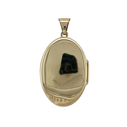 Add timeless elegance and sentimental charm to your collection with this pre-owned 9ct yellow gold patterned oval locket—an eye-catching piece designed to hold treasured memories.

Design: The locket features a classic oval shape with intricate patterned detailing on the front, creating a refined and decorative look with vintage-inspired appeal.
Material: Made from 9-carat yellow gold, the polished finish enhances the warmth of the metal while highlighting the detailed pattern.
