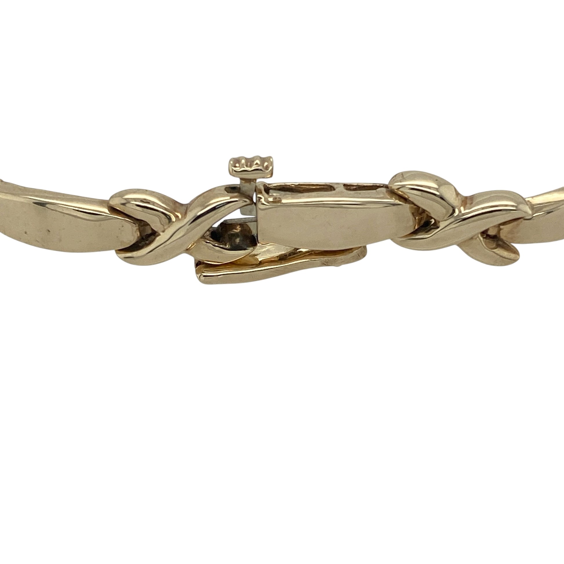 Add elegant detail and timeless sparkle to your collection with this pre-owned 9ct yellow gold diamond set kiss link bracelet—an eye-catching piece with a refined and feminine finish.

Design: The bracelet features distinctive kiss links measuring approximately 5mm in width, accented with sparkling diamond details that add a subtle yet noticeable shimmer.
Material: Made from 9-carat yellow gold, the polished finish enhances the warmth of the metal while complementing the brilliance of the diamonds.