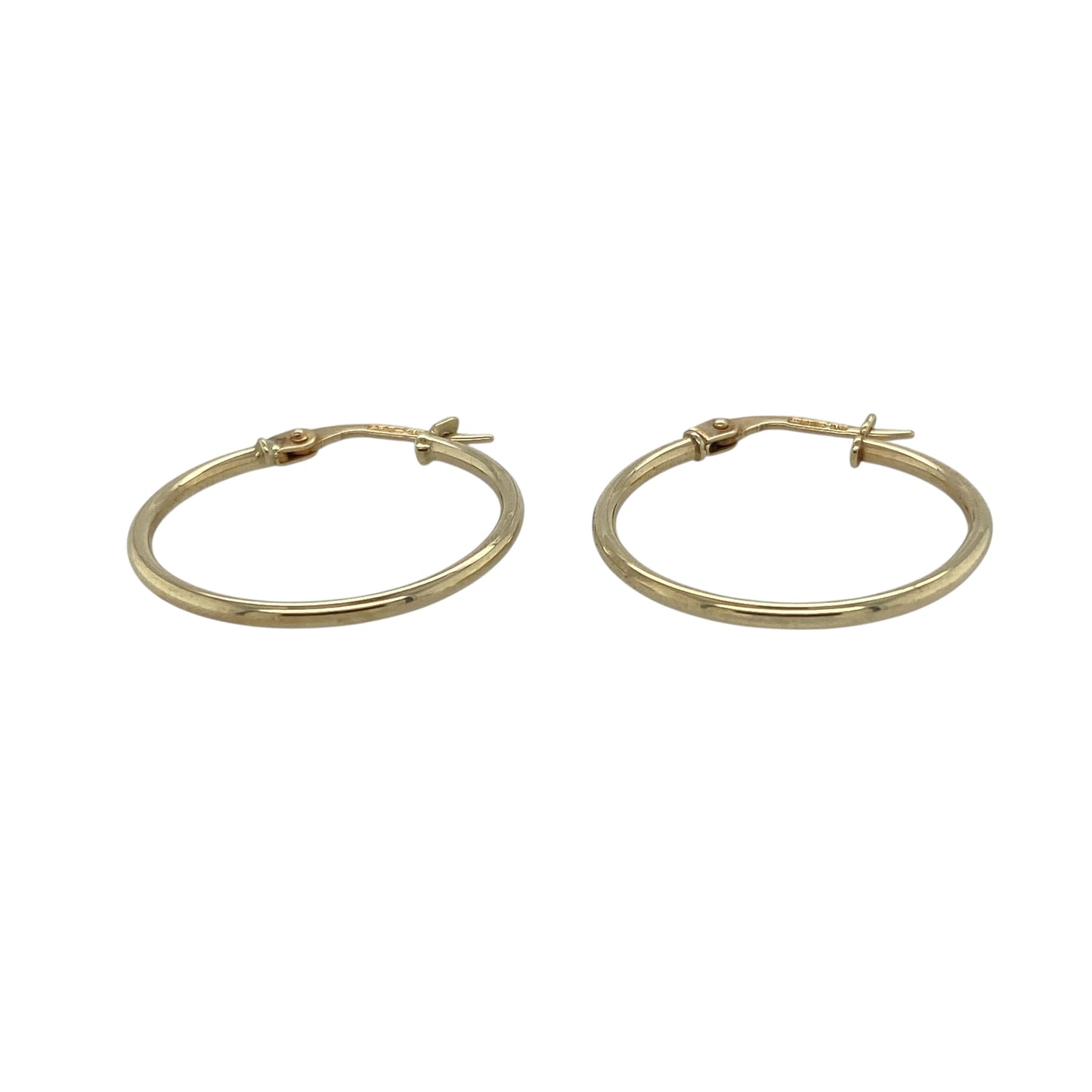 Add timeless simplicity to your collection with these pre-owned 9ct yellow gold plain hoop creole earrings—an effortlessly stylish pair perfect for everyday wear.

Design: The earrings feature a classic plain hoop creole shape, offering a clean and minimal look that never goes out of style.
Material: Made from 9-carat yellow gold, the polished finish enhances the warmth of the metal and gives the earrings a smooth, refined shine.
