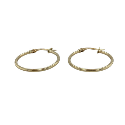 Add timeless simplicity to your collection with these pre-owned 9ct yellow gold plain hoop creole earrings—an effortlessly stylish pair perfect for everyday wear.

Design: The earrings feature a classic plain hoop creole shape, offering a clean and minimal look that never goes out of style.
Material: Made from 9-carat yellow gold, the polished finish enhances the warmth of the metal and gives the earrings a smooth, refined shine.