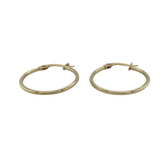 Add timeless simplicity to your collection with these pre-owned 9ct yellow gold plain hoop creole earrings—an effortlessly stylish pair perfect for everyday wear.

Design: The earrings feature a classic plain hoop creole shape, offering a clean and minimal look that never goes out of style.
Material: Made from 9-carat yellow gold, the polished finish enhances the warmth of the metal and gives the earrings a smooth, refined shine.