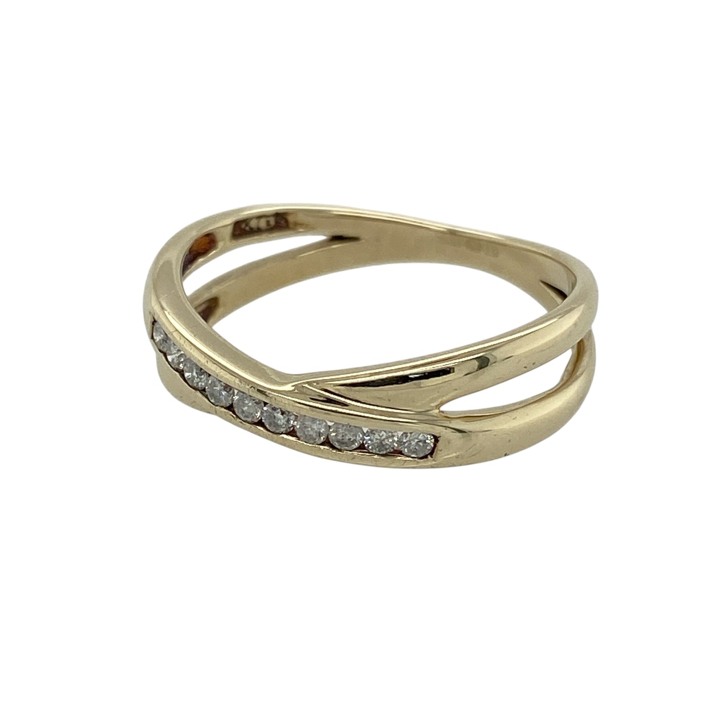Add elegant sparkle and flowing design to your collection with this pre-owned 9ct yellow gold diamond set crossover band ring—an effortlessly stylish piece with timeless appeal.

Design: The ring features a graceful crossover band design, with the shoulders widening to approximately 6mm at their widest point, accented with sparkling diamonds that enhance the flowing lines.