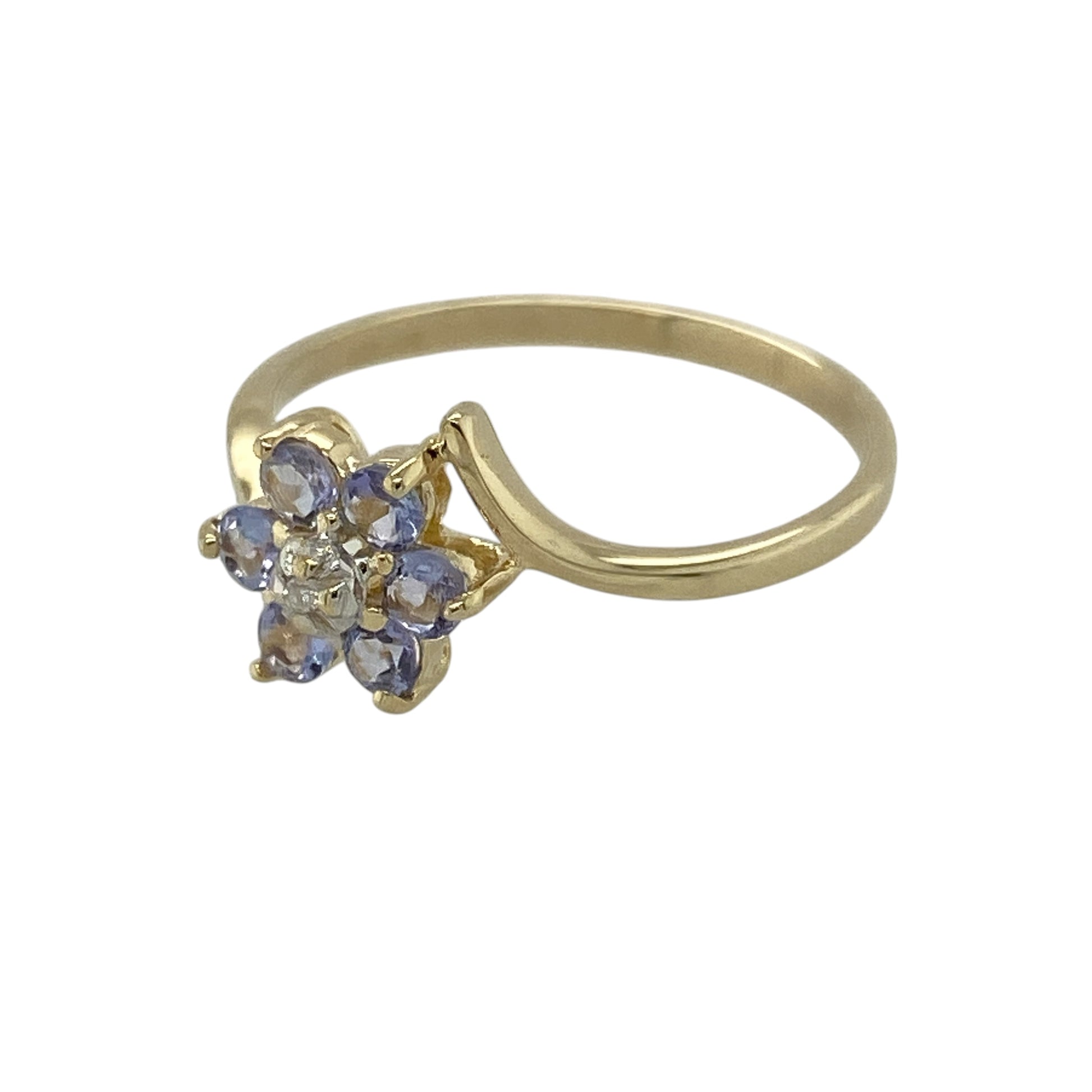 Add a touch of colour and graceful sparkle to your collection with this pre-owned 9ct yellow gold diamond and tanzanite set flower cluster twist ring—an elegant piece with timeless appeal.

Design: The ring features a flower-inspired cluster head measuring approximately 8mm in height, set with a beautiful tanzanite centre surrounded by sparkling diamonds, all enhanced by a delicate twist band design.