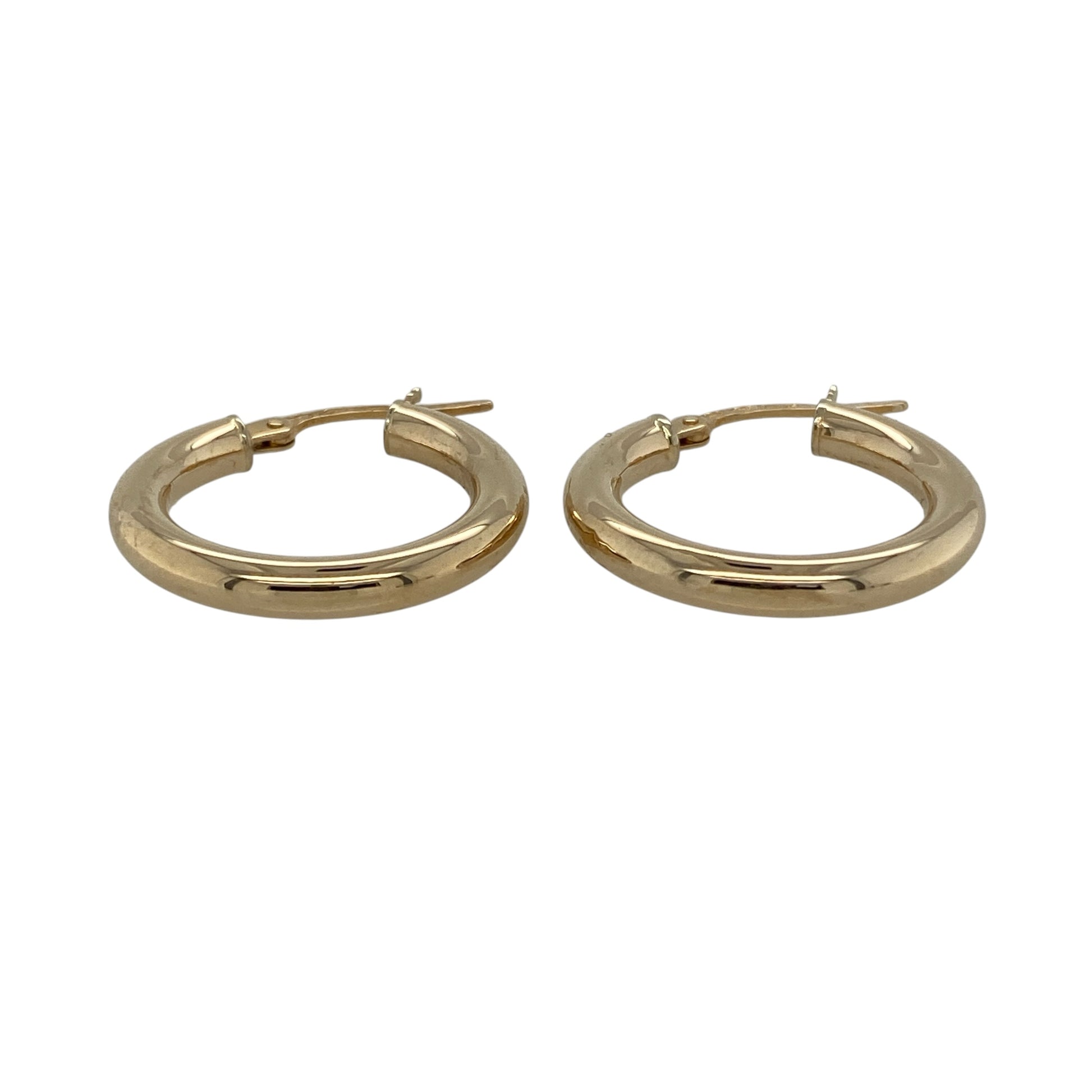 Add timeless simplicity and everyday elegance to your collection with these pre-owned 9ct yellow gold plain hoop creole earrings—an effortlessly stylish pair with classic appeal.

Design: The earrings feature a traditional plain hoop creole shape with an approximate diameter of 21mm, offering a clean and versatile look that never goes out of style.
Material: Made from 9-carat yellow gold, the polished finish enhances the warm tone of the metal and provides a smooth, refined shine.