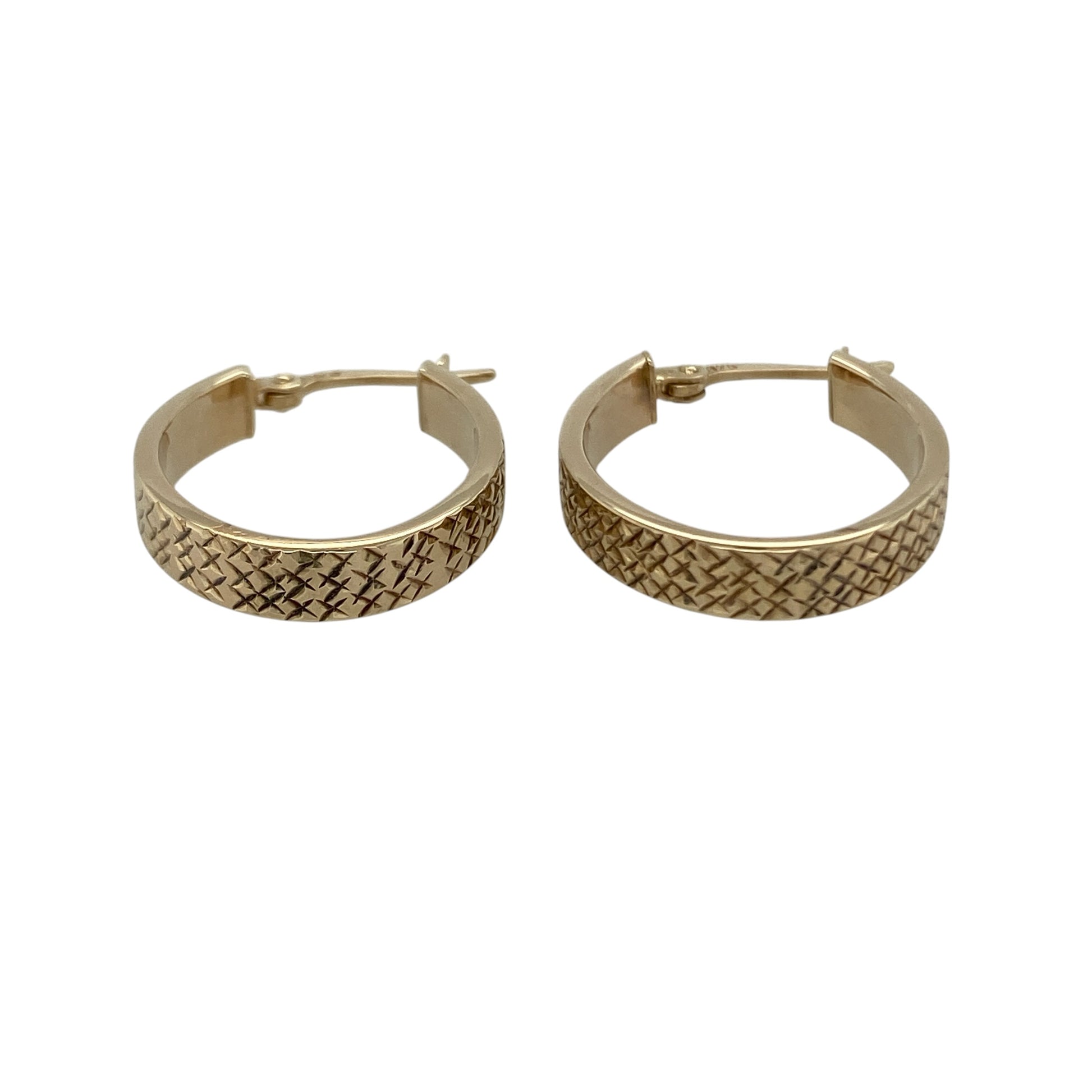 Add stylish texture and timeless elegance to your collection with these pre-owned 9ct yellow gold textured criss cross patterned oval creole earrings—an eye-catching pair with classic appeal.
Design: The earrings feature an oval creole shape with a criss cross patterned texture, creating a dynamic, light-catching finish that adds depth and visual interest.
Material: Made from 9-carat yellow gold, the polished and textured finish enhances the warmth of the metal while highlighting the intricate design.