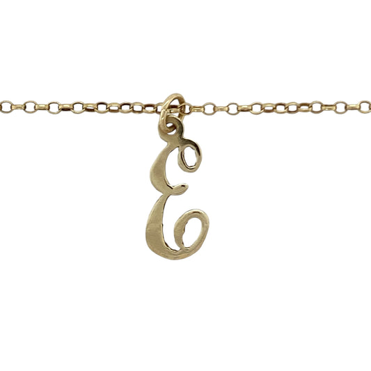 Add a personal and stylish touch to your collection with this pre-owned 9ct yellow gold initial ‘E’ pendant on a belcher chain necklace—an elegant piece with timeless appeal.

Design: The necklace features a classic ‘E’ initial pendant measuring approximately 2.2cm in length including the bail, offering a bold yet refined look.
Material: Made from 9-carat yellow gold, the polished finish enhances the warm tone of the metal and provides a smooth, radiant shine.