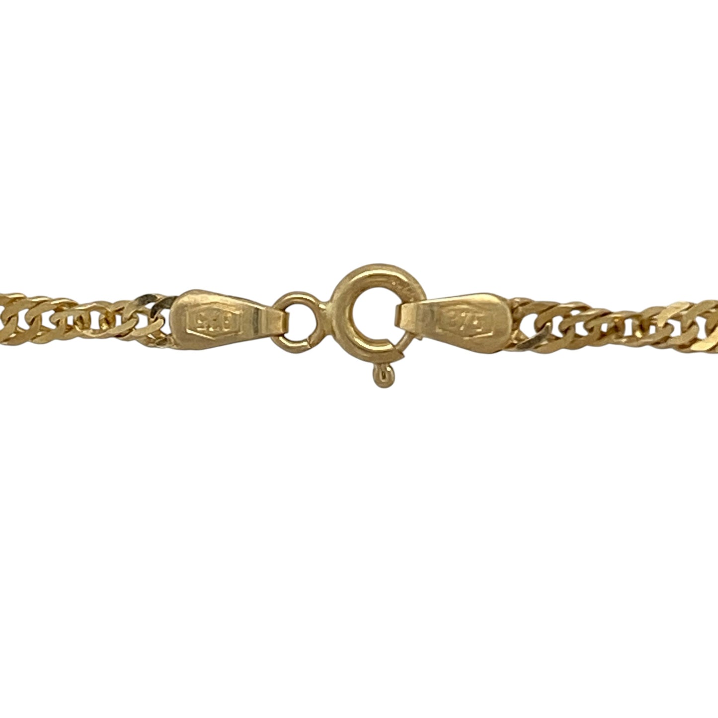 Add elegant movement and timeless style to your collection with this pre-owned 9ct yellow gold Singapore chain—an effortlessly stylish piece with classic appeal.

Design: The chain features a distinctive Singapore link design, known for its twisted, diamond-cut finish that creates a fluid and light-catching effect.
Material: Made from 9-carat yellow gold, the polished finish enhances the warm tone of the metal while highlighting the intricate link pattern.
