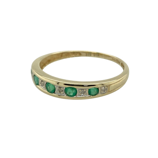 Add a touch of elegant colour and subtle sparkle to your collection with this pre-owned 9ct yellow gold diamond and emerald set band ring—an effortlessly stylish piece with timeless appeal.

Design: The ring features a 4mm wide band at the front, set with vibrant emeralds complemented by sparkling diamonds, creating a refined and eye-catching look.