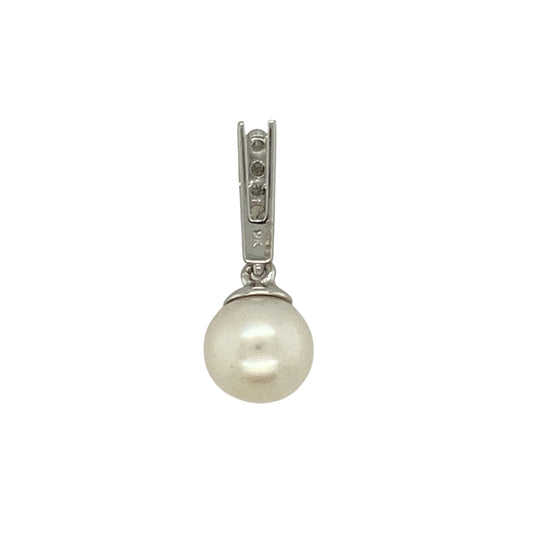 Add timeless elegance and soft lustre to your collection with this pre-owned 9ct white gold diamond and pearl set pendant—an effortlessly stylish piece with classic appeal.

Design: The pendant features an 8mm pearl as its focal point, complemented by sparkling diamond accents that enhance its natural sheen and create a refined, elegant look.