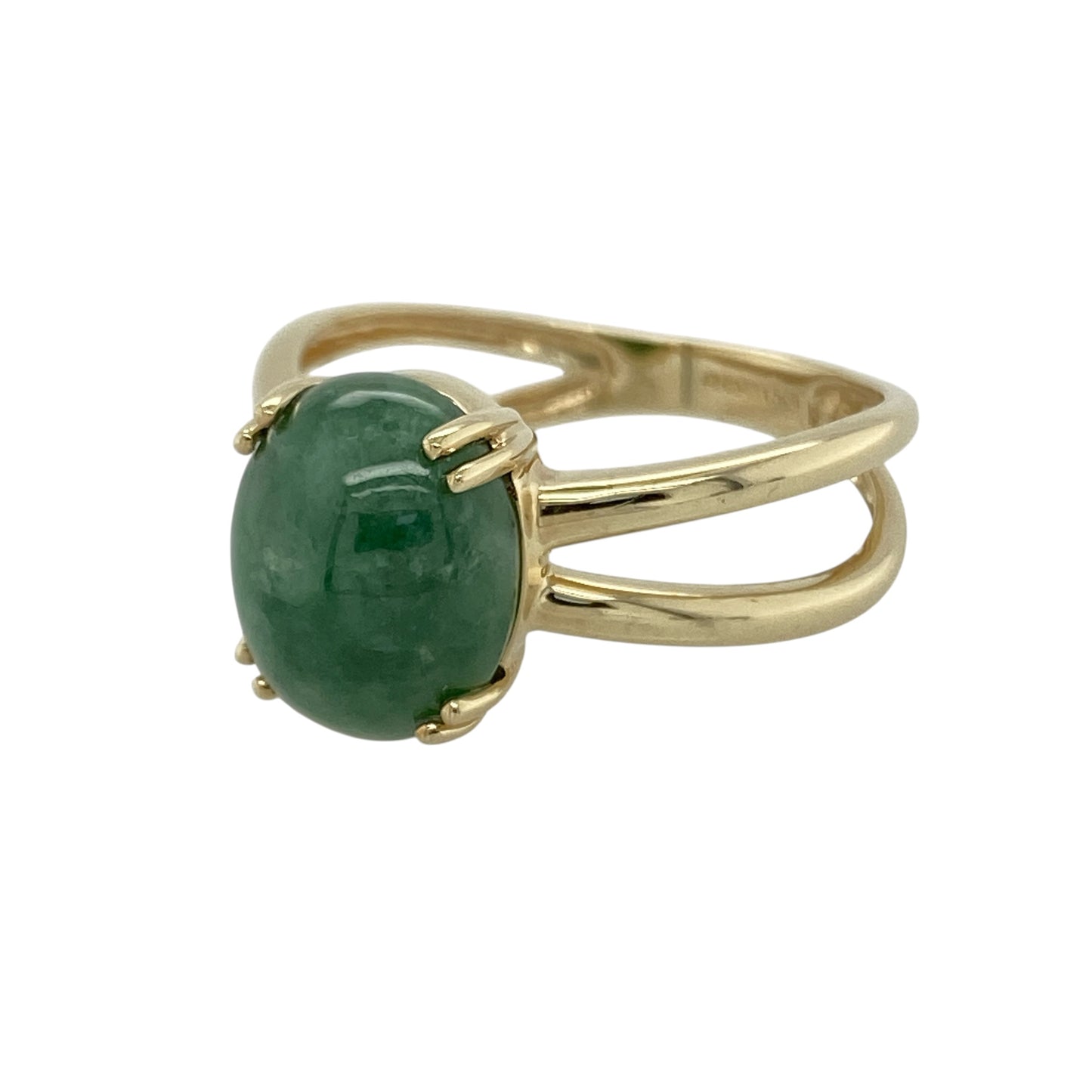 Bring elegant colour and classic styling to your collection with this pre-owned 9ct yellow gold green stone split shoulder ring, featuring a vibrant centrepiece and refined detail—perfect for both everyday wear and special occasions.

Design: The ring features an oval green stone measuring approximately 11mm by 9mm, complemented by a split shoulder band that adds depth and a graceful, structured look to the setting.