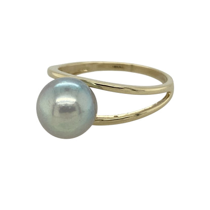 Bring timeless elegance and soft lustre to your collection with this pre-owned 9ct yellow gold pearl split shoulder ring, featuring a classic centrepiece and refined detail—perfect for both everyday wear and special occasions.

Design: The ring features a 9mm round pearl at the centre, complemented by a split shoulder band that adds structure and enhances the overall elegance of the design.