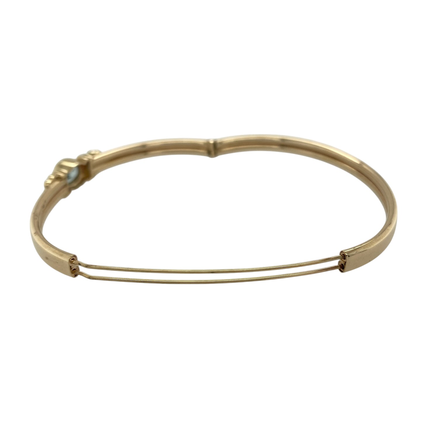 Bring elegant colour and refined sparkle to your collection with this pre-owned 9ct yellow gold diamond and blue topaz set bangle, featuring a classic design with a vibrant centrepiece—perfect for both everyday wear and special occasions.

Design: The bangle showcases a 9mm by 7mm oval blue topaz at the centre, complemented by sparkling diamond accents that enhance its brilliance and create a balanced, eye-catching look.