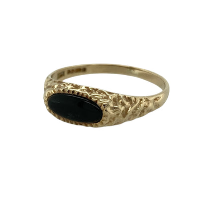 Bring classic contrast and timeless style to your collection with this pre-owned 9ct yellow gold onyx signet ring, featuring a sleek centre stone and decorative detail—perfect for everyday wear or a refined statement piece.

Design: The ring showcases an 8mm by 4mm oval onyx stone at the centre, framed by a patterned surround that adds texture and a traditional signet style finish.