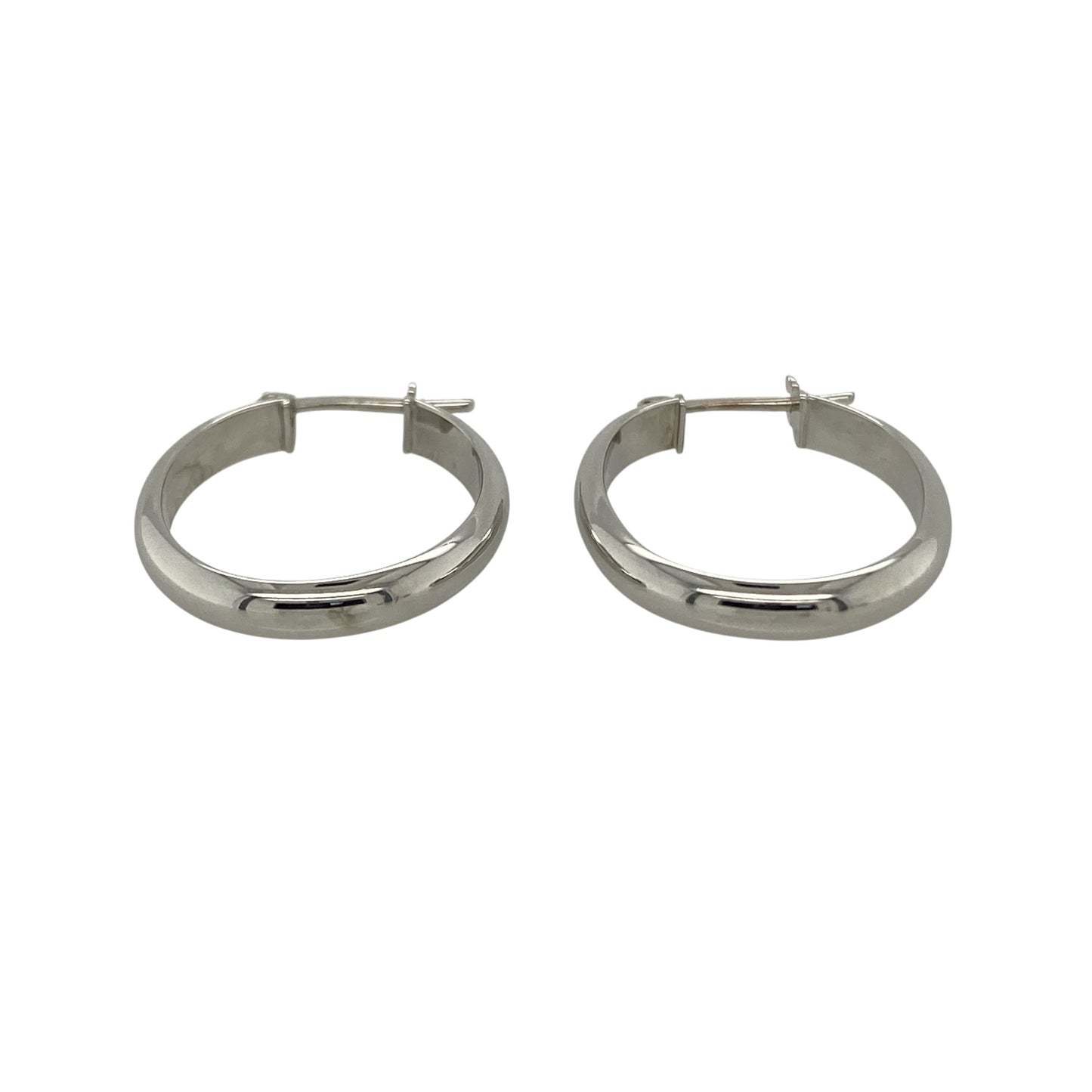 Bring timeless simplicity and effortless style to your collection with these pre-owned 9ct white gold oval plain creole earrings, featuring a clean design with everyday versatility—perfect for any occasion.

Design: The earrings feature an oval creole hoop shape with smooth, plain surfaces, creating a sleek and understated look with a flattering elongated profile.
Material: Made from 9-carat white gold, the polished finish enhances the clean lines and gives a bright, contemporary appearance.