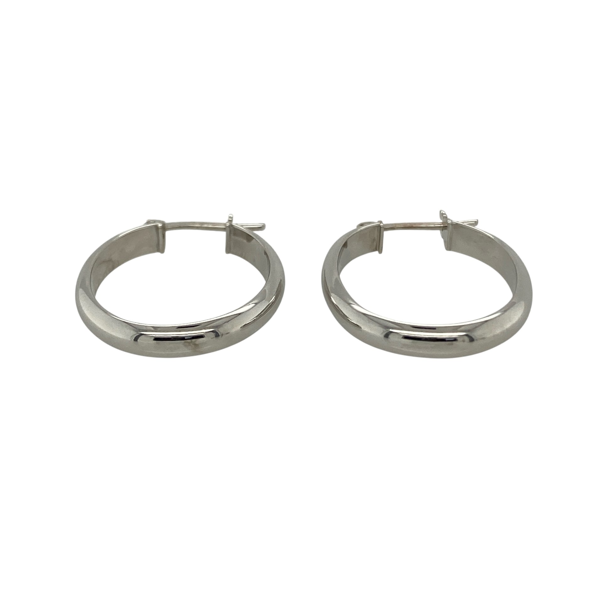 Bring timeless simplicity and effortless style to your collection with these pre-owned 9ct white gold oval plain creole earrings, featuring a clean design with everyday versatility—perfect for any occasion.

Design: The earrings feature an oval creole hoop shape with smooth, plain surfaces, creating a sleek and understated look with a flattering elongated profile.
Material: Made from 9-carat white gold, the polished finish enhances the clean lines and gives a bright, contemporary appearance.