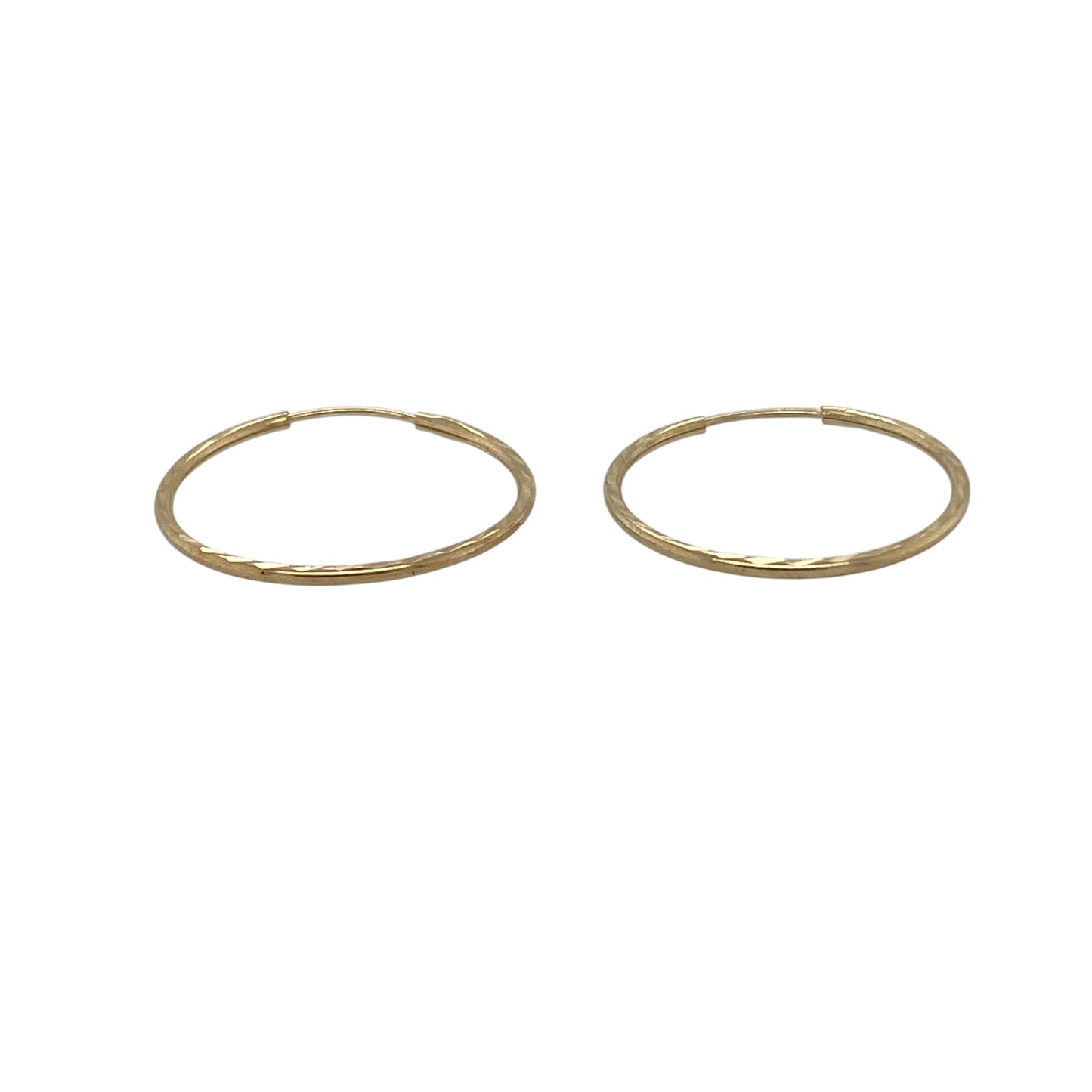 Bring delicate detail and everyday comfort to your collection with these pre-owned 9ct yellow gold patterned sleeper hoop earrings, featuring a subtle design with timeless appeal—perfect for daily wear.

Design: The earrings feature a classic sleeper hoop style with a patterned finish, adding gentle texture while maintaining a simple and understated look.
Material: Made from 9-carat yellow gold, the polished and patterned surfaces create a warm and traditional appearance.