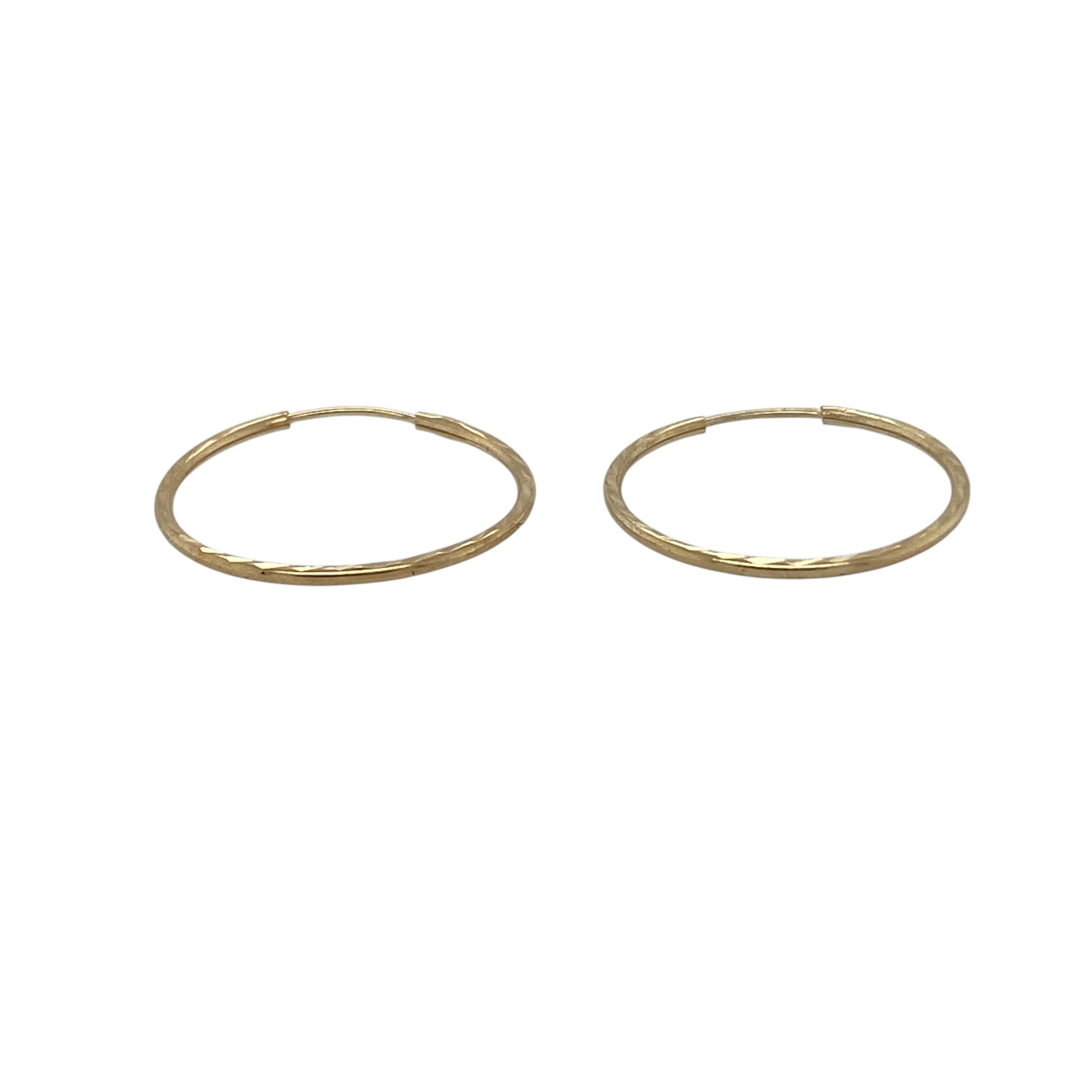 Bring delicate detail and everyday comfort to your collection with these pre-owned 9ct yellow gold patterned sleeper hoop earrings, featuring a subtle design with timeless appeal—perfect for daily wear.

Design: The earrings feature a classic sleeper hoop style with a patterned finish, adding gentle texture while maintaining a simple and understated look.
Material: Made from 9-carat yellow gold, the polished and patterned surfaces create a warm and traditional appearance.