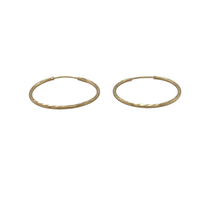 Bring delicate detail and everyday comfort to your collection with these pre-owned 9ct yellow gold patterned sleeper hoop earrings, featuring a subtle design with timeless appeal—perfect for daily wear.

Design: The earrings feature a classic sleeper hoop style with a patterned finish, adding gentle texture while maintaining a simple and understated look.
Material: Made from 9-carat yellow gold, the polished and patterned surfaces create a warm and traditional appearance.