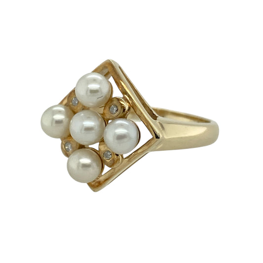 Bring timeless elegance and classic charm to your collection with this pre-owned 9ct yellow gold diamond and pearl set cluster ring, featuring a bold design with soft lustre—perfect for special occasions or refined everyday wear.

Design: The ring showcases a cluster front measuring approximately 19mm in height, set with multiple 4mm pearls and accented with sparkling diamonds, creating a full and eye-catching arrangement.