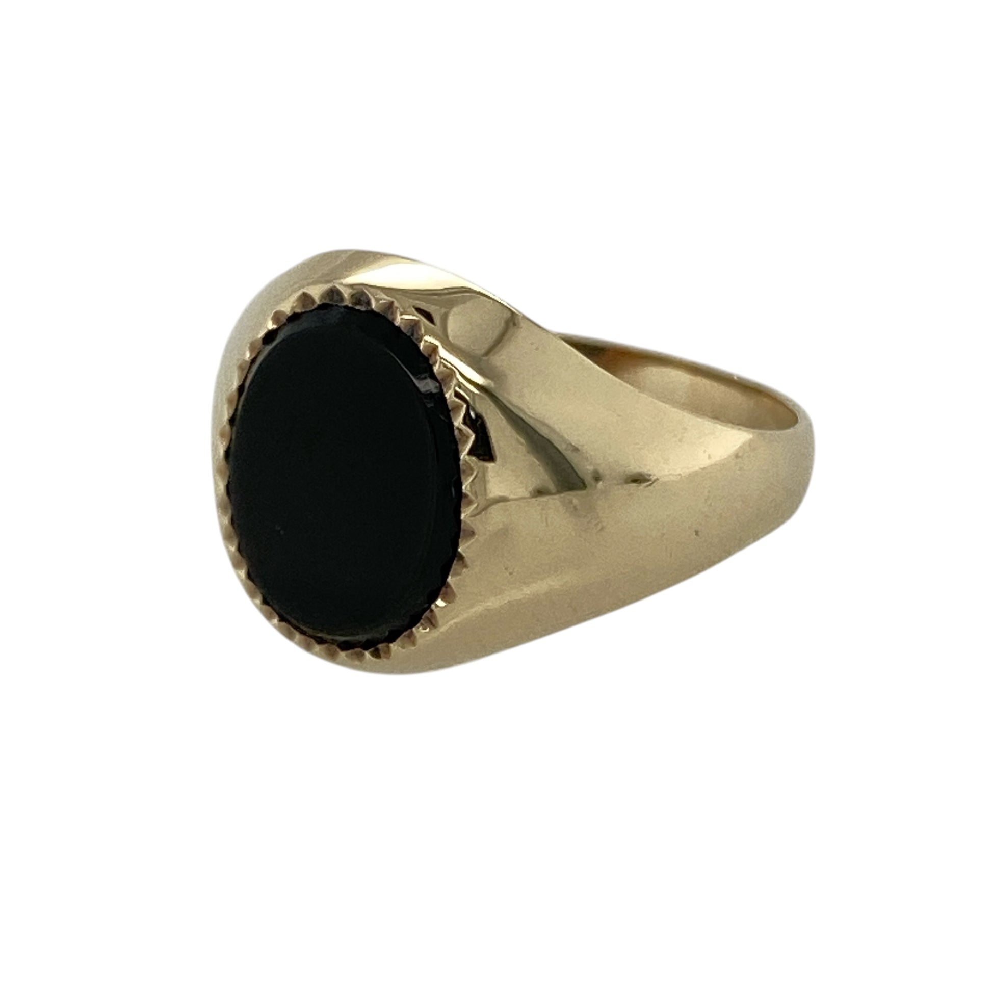 Bring bold contrast and timeless style to your collection with this pre-owned 9ct yellow gold onyx oval signet ring, featuring a striking centre stone and classic appeal—perfect for everyday wear or a standout statement piece.

Design: The ring showcases a 10mm by 8mm oval onyx stone at the centre, creating a strong focal point with a smooth, polished finish in a traditional signet style.