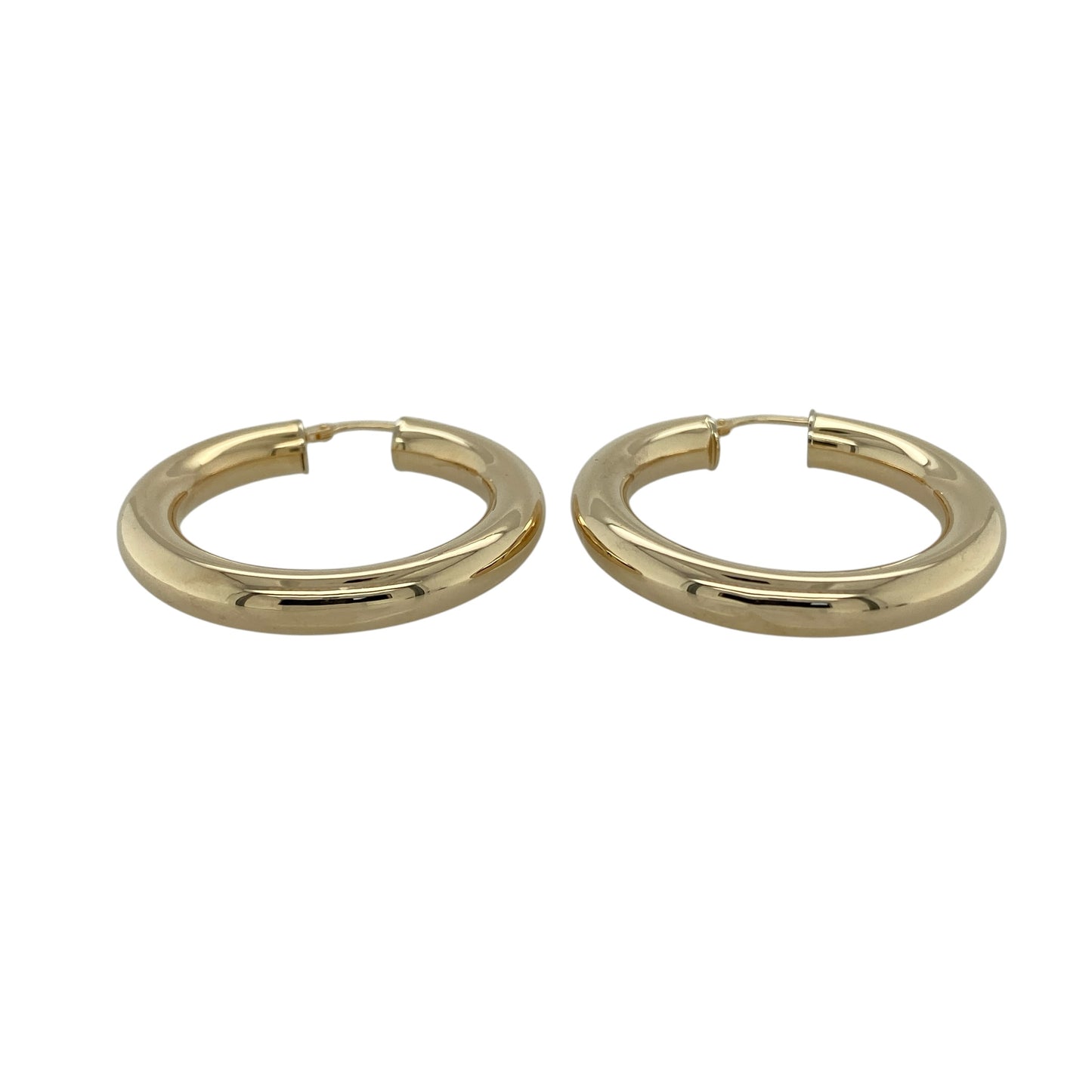 Bring classic style and everyday versatility to your collection with these pre-owned 9ct yellow gold plain hoop creole earrings, featuring a timeless design with a bold yet elegant presence—perfect for any occasion.

Design: The earrings feature a traditional hoop creole shape with smooth, plain surfaces, creating a clean and classic look that never goes out of style.
Material: Made from 9-carat yellow gold, the polished finish enhances the warm tone of the gold while reflecting light beautifully.