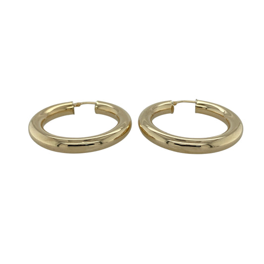 Bring classic style and everyday versatility to your collection with these pre-owned 9ct yellow gold plain hoop creole earrings, featuring a timeless design with a bold yet elegant presence—perfect for any occasion.

Design: The earrings feature a traditional hoop creole shape with smooth, plain surfaces, creating a clean and classic look that never goes out of style.
Material: Made from 9-carat yellow gold, the polished finish enhances the warm tone of the gold while reflecting light beautifully.