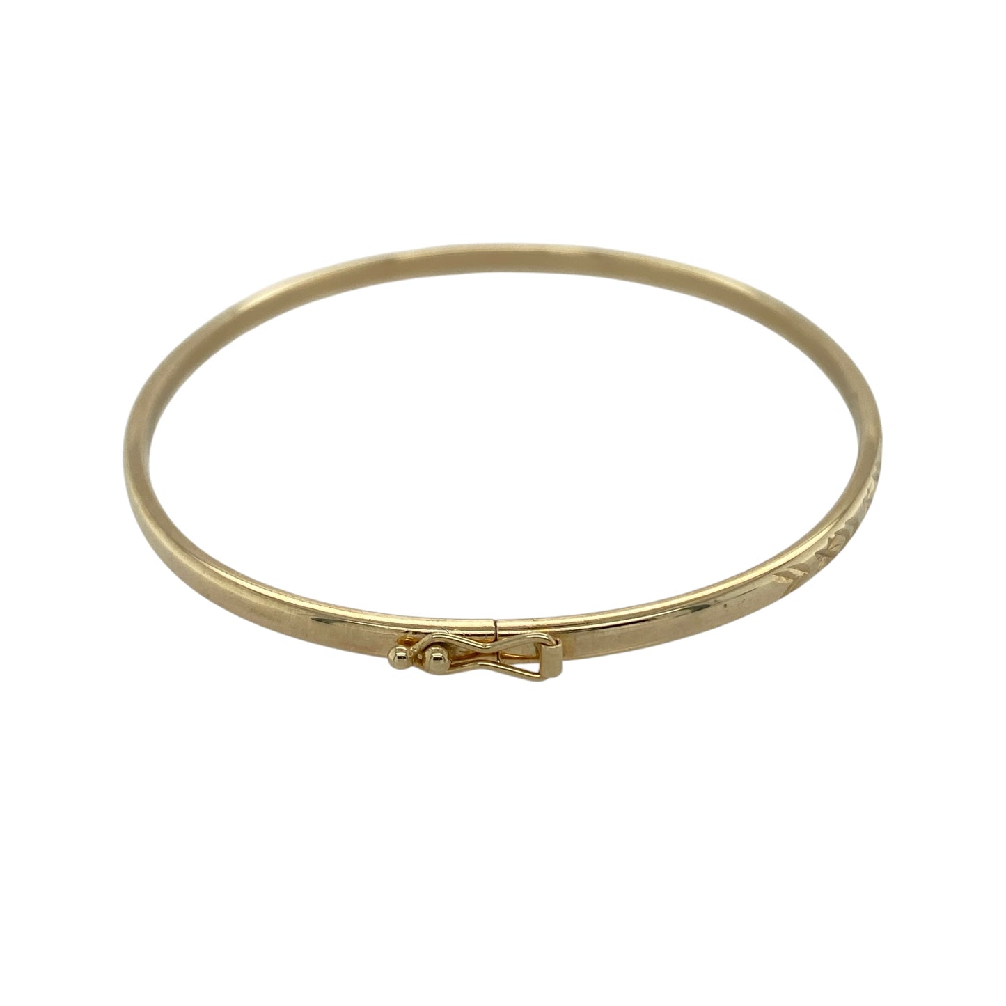 Bring classic elegance and everyday versatility to your collection with this pre-owned 9ct yellow gold patterned hinged bangle, featuring a refined design with subtle detail—perfect for effortless styling.

Design: The bangle features a slim profile measuring approximately 3mm in width, finished with a delicate patterned design that adds texture and visual interest while maintaining a classic look.