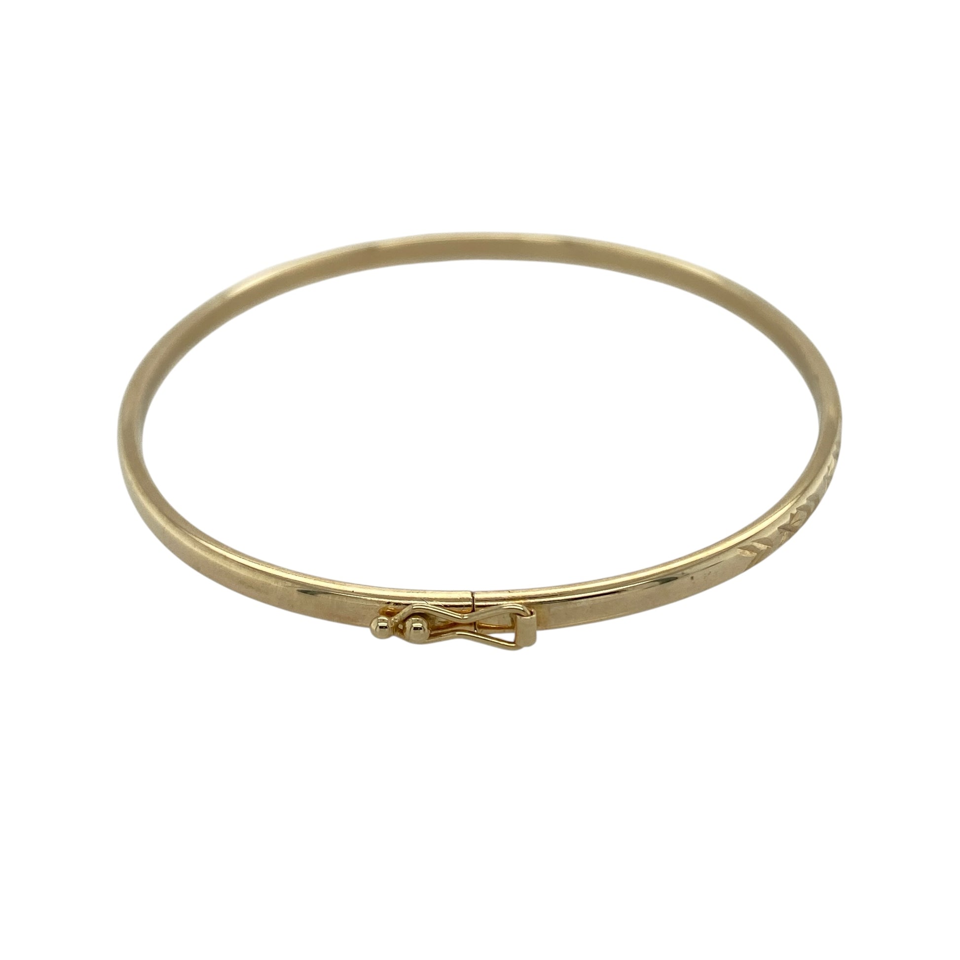 Bring classic elegance and everyday versatility to your collection with this pre-owned 9ct yellow gold patterned hinged bangle, featuring a refined design with subtle detail—perfect for effortless styling.

Design: The bangle features a slim profile measuring approximately 3mm in width, finished with a delicate patterned design that adds texture and visual interest while maintaining a classic look.