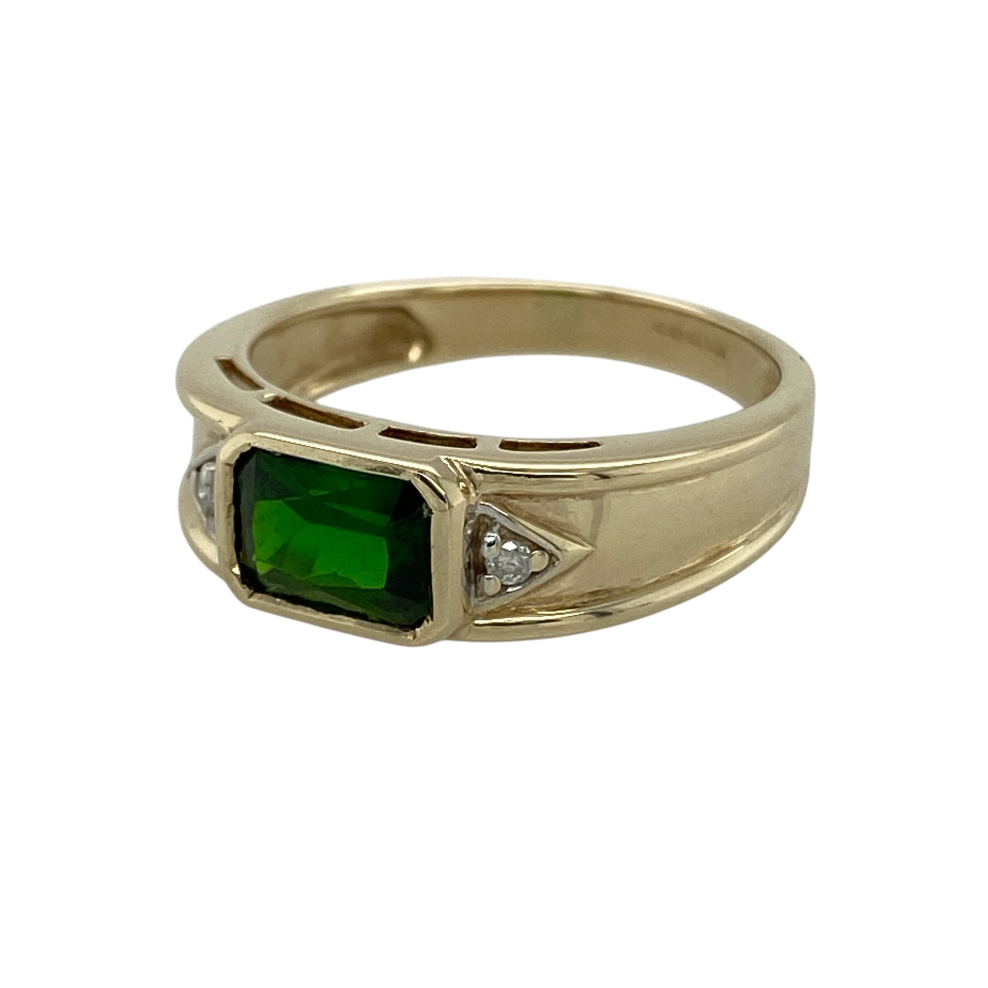 Bring rich colour and refined sparkle to your collection with this pre-owned 9ct yellow gold diamond and chrome diopside ring, featuring a striking centre stone and timeless three-stone styling—perfect for everyday wear or special occasions.

Design: The ring showcases a 7mm by 5mm rectangular chrome diopside at the centre, flanked by a diamond on either side to create a balanced and elegant three-stone design.