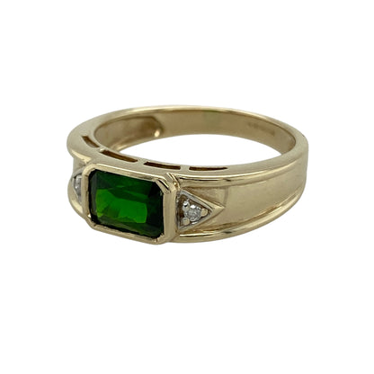 Bring rich colour and refined sparkle to your collection with this pre-owned 9ct yellow gold diamond and chrome diopside ring, featuring a striking centre stone and timeless three-stone styling—perfect for everyday wear or special occasions.

Design: The ring showcases a 7mm by 5mm rectangular chrome diopside at the centre, flanked by a diamond on either side to create a balanced and elegant three-stone design.